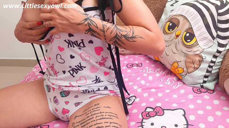 Littlesexyowl: Apabila ibu tiri tiada di rumah, ayah tiri meletakkan zakarnya...