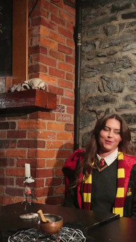 Selina Bentz como Hermione e Audrey Reid como Myrtle Gemendo se revezam no pau duro de um sortudo mago - paródia pornô de Harry Potter