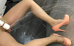 Aqua Pola: Bagno duro la mia pipì sulla parete e bagno collant...