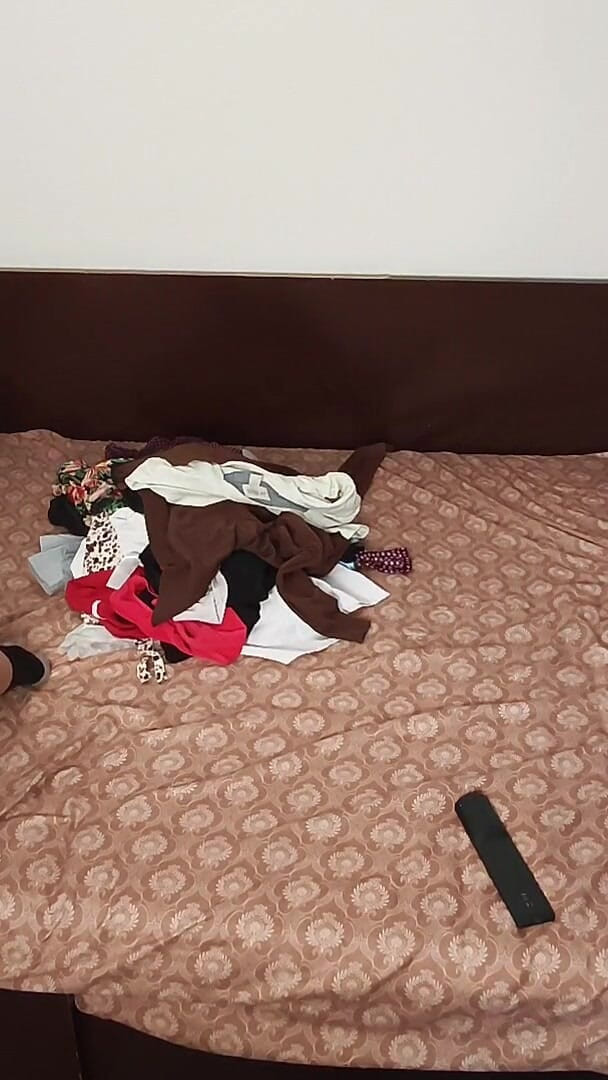 Amateur_MS: Une Femme Amateur S’amuse À Essayer Des Vêtements Qu’elle Coupe.