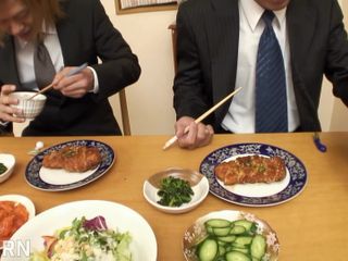 Go Sushi: Caldo trio jav scopando sexy miLF con doppia figa creampie