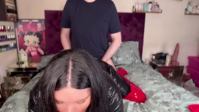 MissFFW: ffw小姐让fb尝试她的新振动鸡巴护套