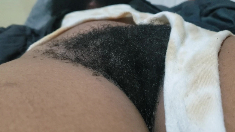 Lovemina: Chlupatá hvězda předvádí svou přírodní kundičku v odvážné a intimní...