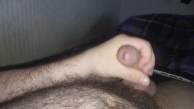 Uhri: Мастурбирую на кровати и огромный камшот на мой волосатый живот