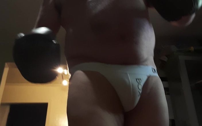 Combat and fetish: Zilveren papa boxer vs. Jobber!