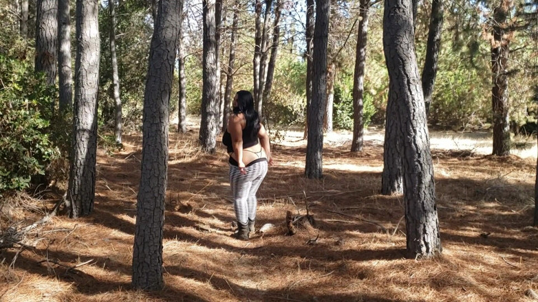Riderqueen: Dikke kont wandelen in het bos