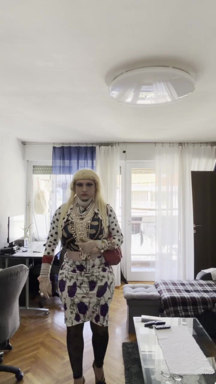 shipcrossdresserman: 사랑스러운 진주를 입고 집에서 몸을 보여주는 진주 바네사