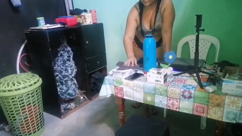 Adribella69: O primesc pe sora mea vitregă perversă care își arată curul...