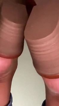 Pink Foxx baise ses mules et exhibe ses pieds