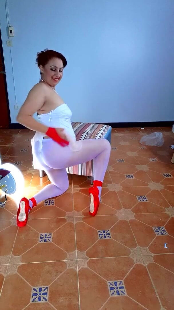 Regina Noir: Bailarina faz striptease. Bailarina nua. Bailarina sem calcinha
