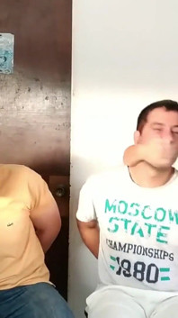 Stiefvater und stiefsohn haben sich für Gag demütigung im team genommen
