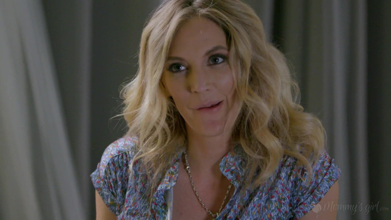 Mommy's Girl: Dziewczyna macochy - drobna blondynka Kenzie Reeves zostaje złapana między macochami...