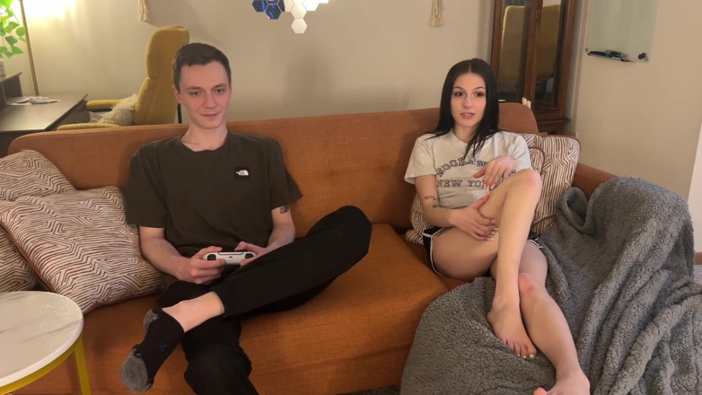 Jay Bond: Je m’habille en Tifa Lockhart pour que le copain de...