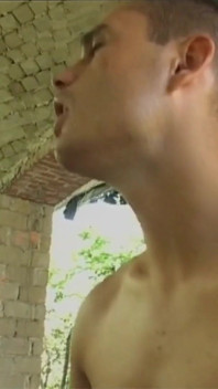 Sexy brunetka MILF velké přírodní kozy hračka-chlapec ošukaný sv