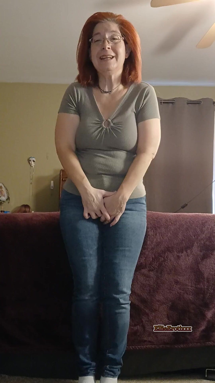 Elianna: अपने चेहरे पर स्प्रे करते हुए चूत फैलाएं