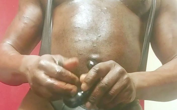 Black mature kinky muscle: Blackmusclebuttslut提供热辣的玩具和奶玩单人表演