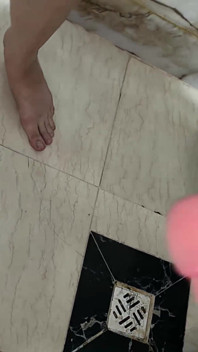 Lelaki muda Mesir membuang air kecil pada isteri Saudinya sebelum mengongkeknya