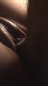 La belle chatte étroite de ma femme reçoit un creampie chaud