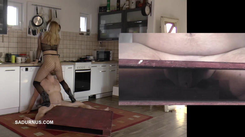 Sadurnus: Mlle Douxxx Utilise La Langue De Son Esclave Et Lui Écrase...