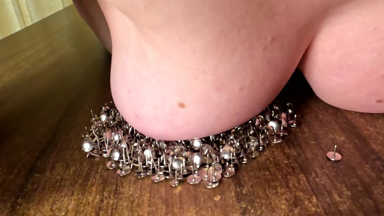 Bouncy Tits Action: ใส่นมในหัวแม่มือ