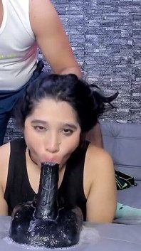 딜도와 함께 발레즈카 얼굴을 박는다