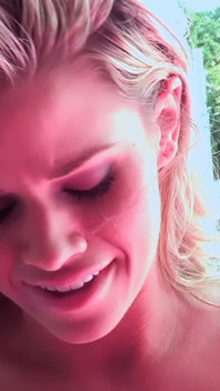 Léchage de chatte au bord de la piscine - une beauté tatouée aux cheveux noirs mange une blonde en bikini