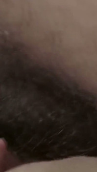 Zrzka ve fialových bikinách na něm jezdí na modré posteli