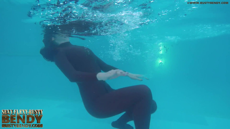 Fem Latex: erotic contortion bending outdoor