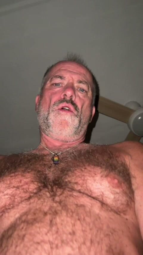 Daddybearvlc: Daddybear wyobraża sobie ruchanie chłopców w dupę