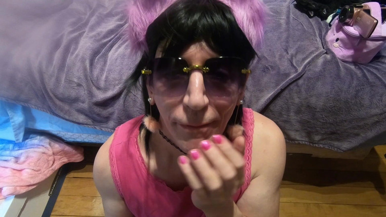 Daphne Desire: Daphne își toarnă spermă pe față și o freacă peste buze