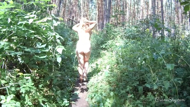 MILF Oxana: Bersiar-siar bogel di kalangan pines