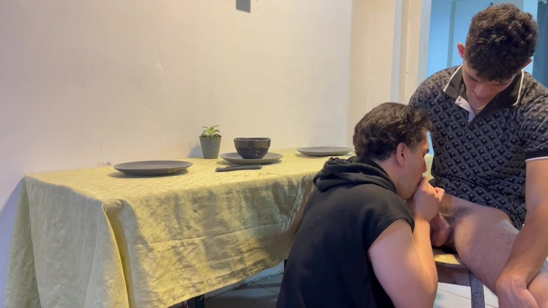 krisbadboy: Il giovane si scopa la sua cuoca