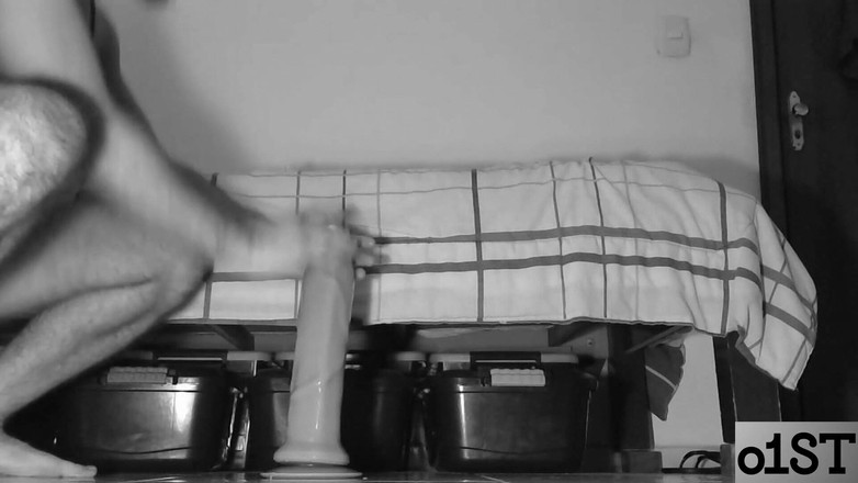 O1ST: 剃光身体的男人用他的玩具玩得很开心