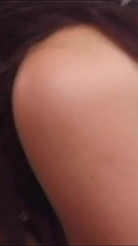 Une superbe MILF sexy se fait baiser avec un préservatif et éjaculer dans la bouche par une énorme bite