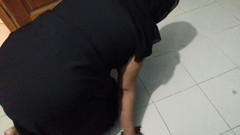 Aria Mia: Пакистанская милфу-горничную с большой задницей грубо трахнул мужик, кончает из ее рук