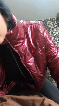 Bini nympho bermain dengan jumpsuit unta-jari kakinya dan meletakkan beberapa air mani pada jaket merah berkilat 230