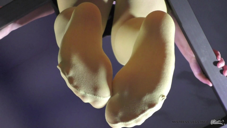Mistress Legs: เท้ายางไนลอนของฉันอยู่เหนือใบหน้าของนาย