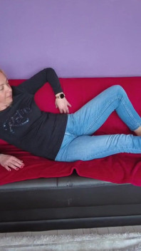 一个成熟的金发女人的第一次脚崇拜