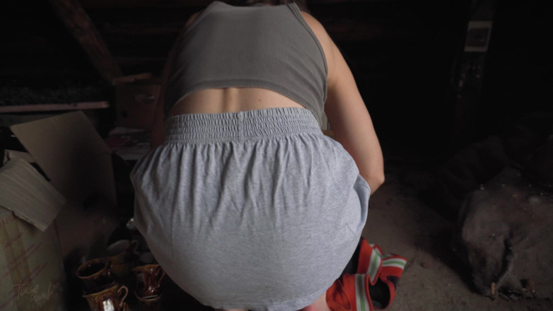 Teasecombo 4K: Upskrt of Hot Stepsis Doing Chores in the Attic