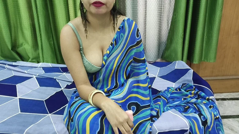 Saarabhabhi6: インドの義理の妹は彼の義理の兄弟をファックし、ギフトの手配を手伝う