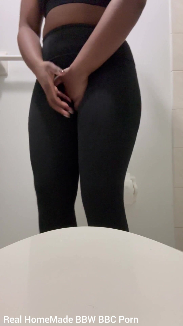 Super sexy ebony cuties: Faccio come mi hanno detto tenendo il mio wee tutto...