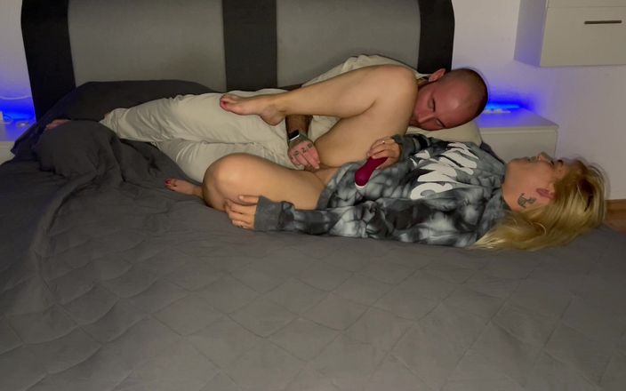 Bonieclydeerotik: Bonie und clyde lagi asik fingern memeknya pakai jari sampai...