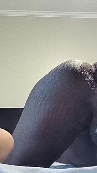 Corposo ebano effeminato cremoso e scoreggia su dildo grosso