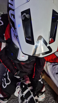 Podekscytowany facet w sprzęcie motocyklowym rucha swoje trampki