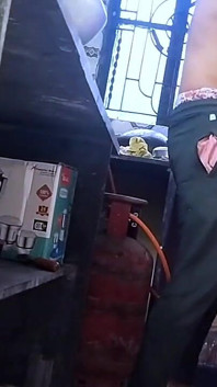 Mentre Bhabi lavorava in cucina, Devar viene e la mise a carponi e la scopa