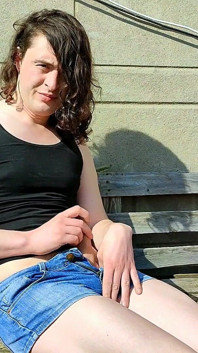 Sara buitenshuis masturbatie