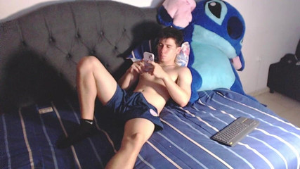 Icyhot707: ベッドの上でチンコを引っ張る