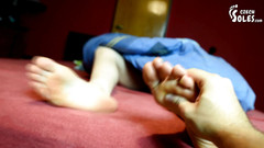 Czech Soles - foot fetish content: Unavené nohy při masáži postele