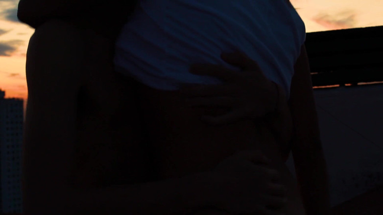 YeahHanna: 대학 옥상에서 여친에게 빠른 섹스를 선사해