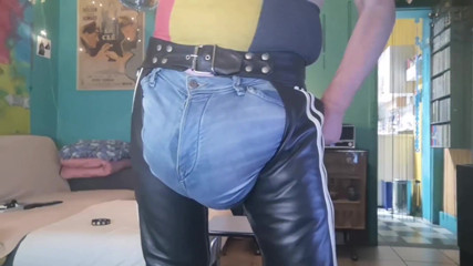 Monster_Meat_: Strip-tease, show complet, branlette à poil